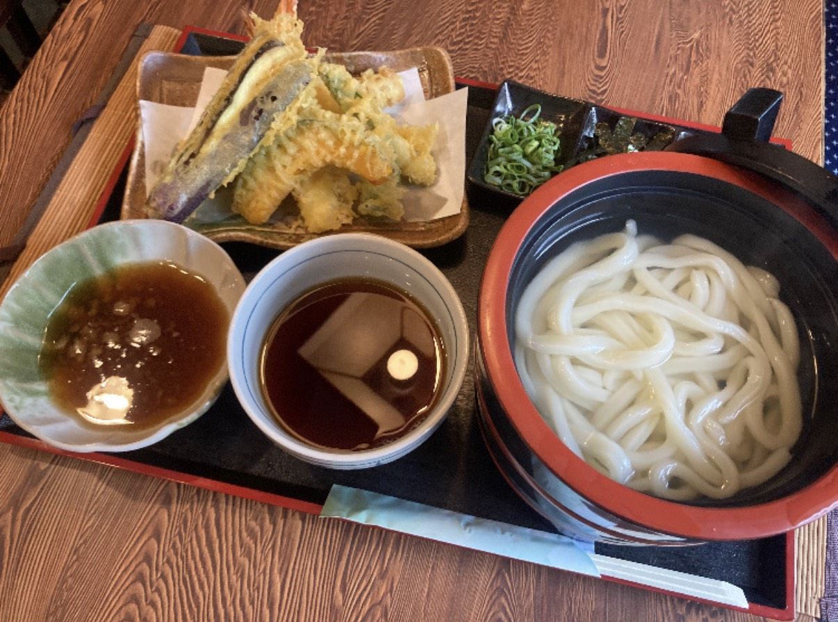 釜揚げのうどんと、えび・なす・野菜の天ぷらの盛り合わせ