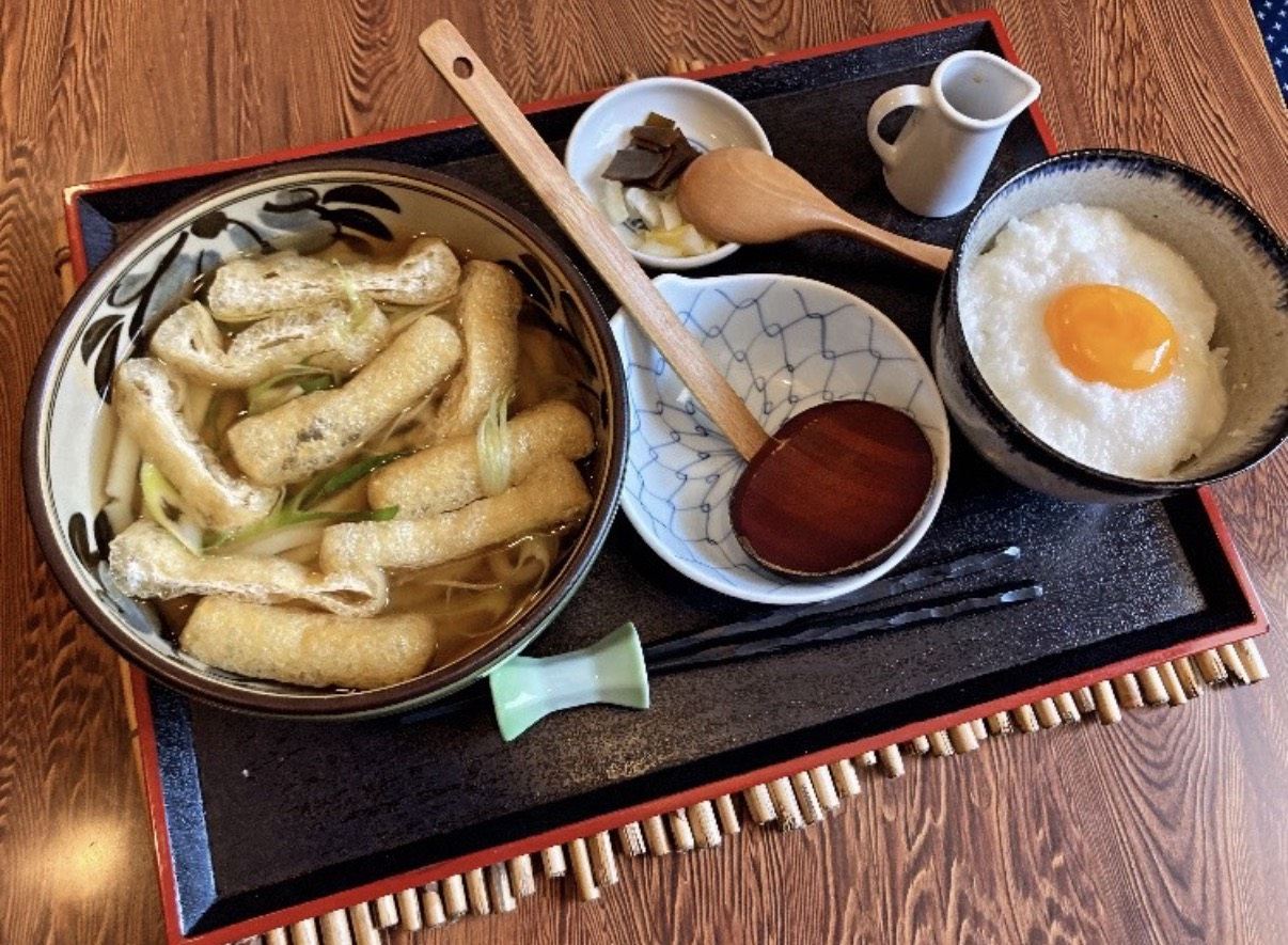 お揚げがたっぷりのったきつねうどんと、とろろご飯のセット