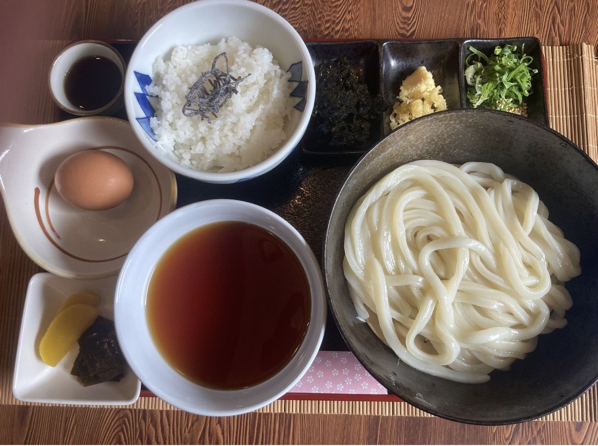卵かけご飯と、つけ出汁でいただくうどんのセット
