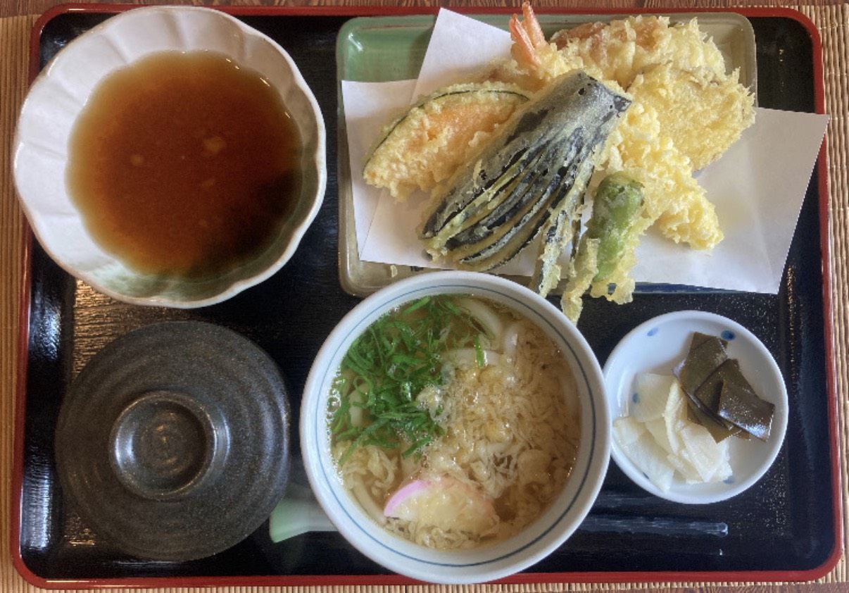 えびやなすの天ぷら、うどん、ごはん、お漬物がそろったお膳