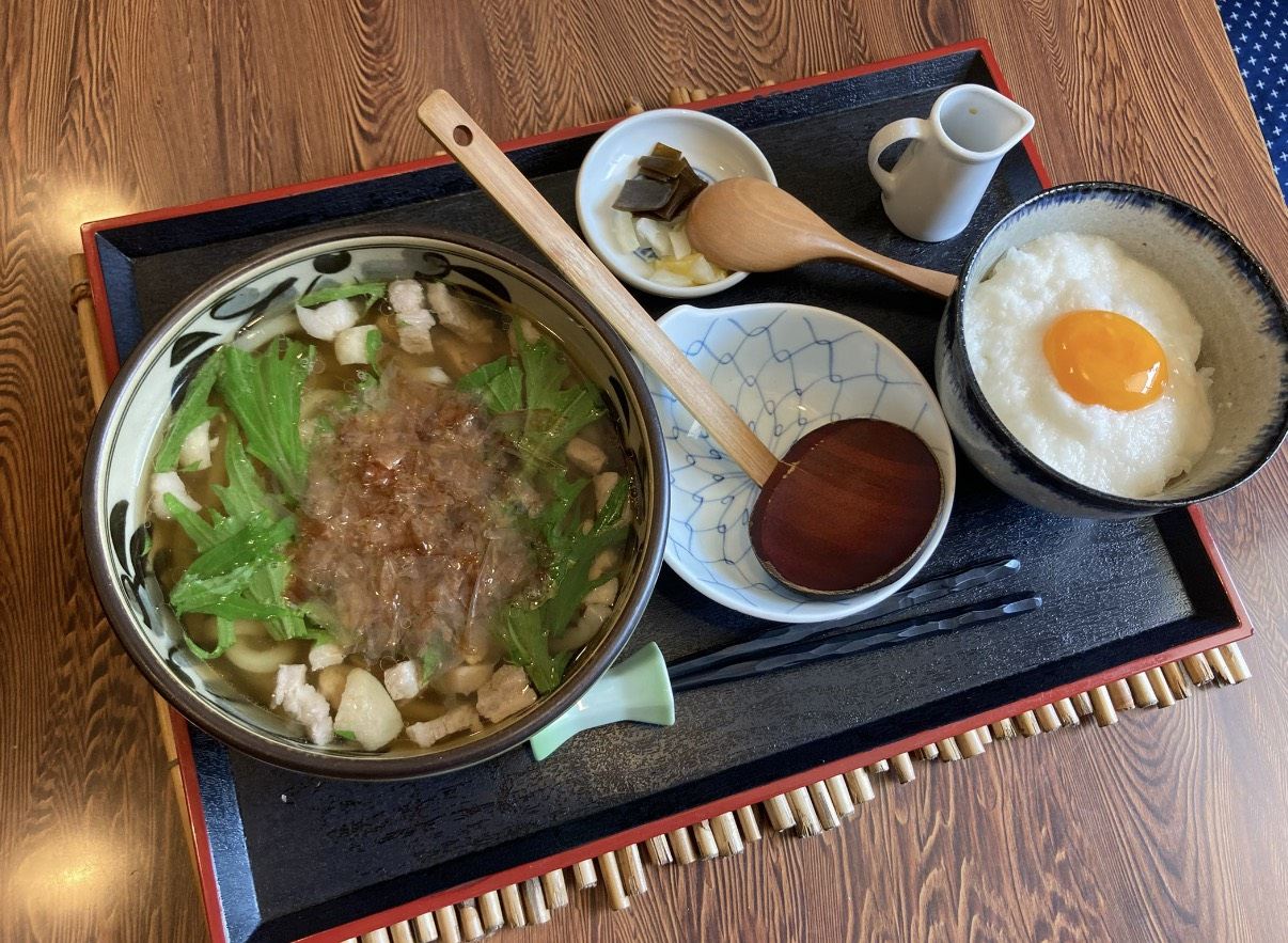水菜とかつお節をのせた温かいうどんと、とろろご飯のお膳