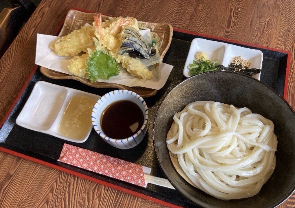 冷たいうどんと、えび・なす・野菜の天ぷらの盛り合わせ